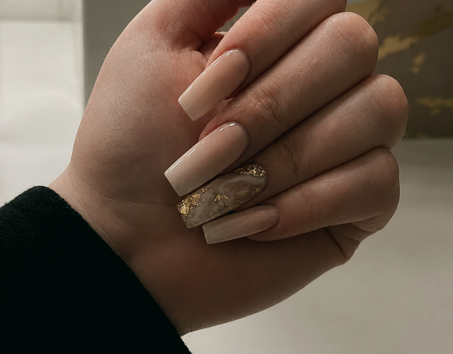 Nude Nails mit Gold Detail von Elly Nails